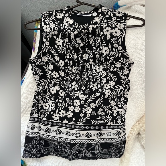 croft & barrow Tops - croft & barrow Black and White Floral Sleeveless Camisole